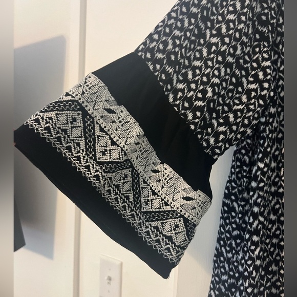 Black and White flowy Sleeve boho Tunic size 1X (SKU D-307) - Picture 2 of 7